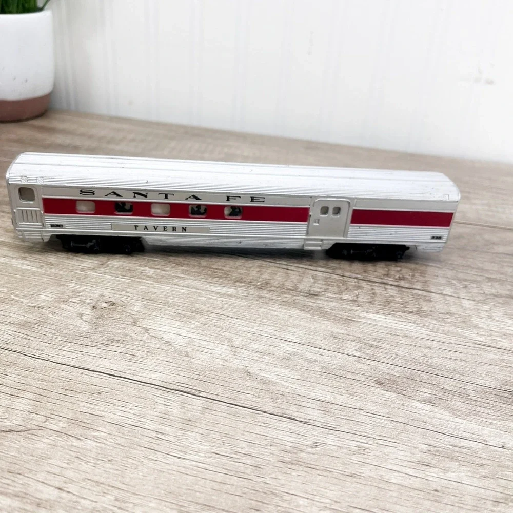 Pair of Tyco HO Gauge Santa Fe Red Stripe Passenger Cars Tavern & Pullman‎
